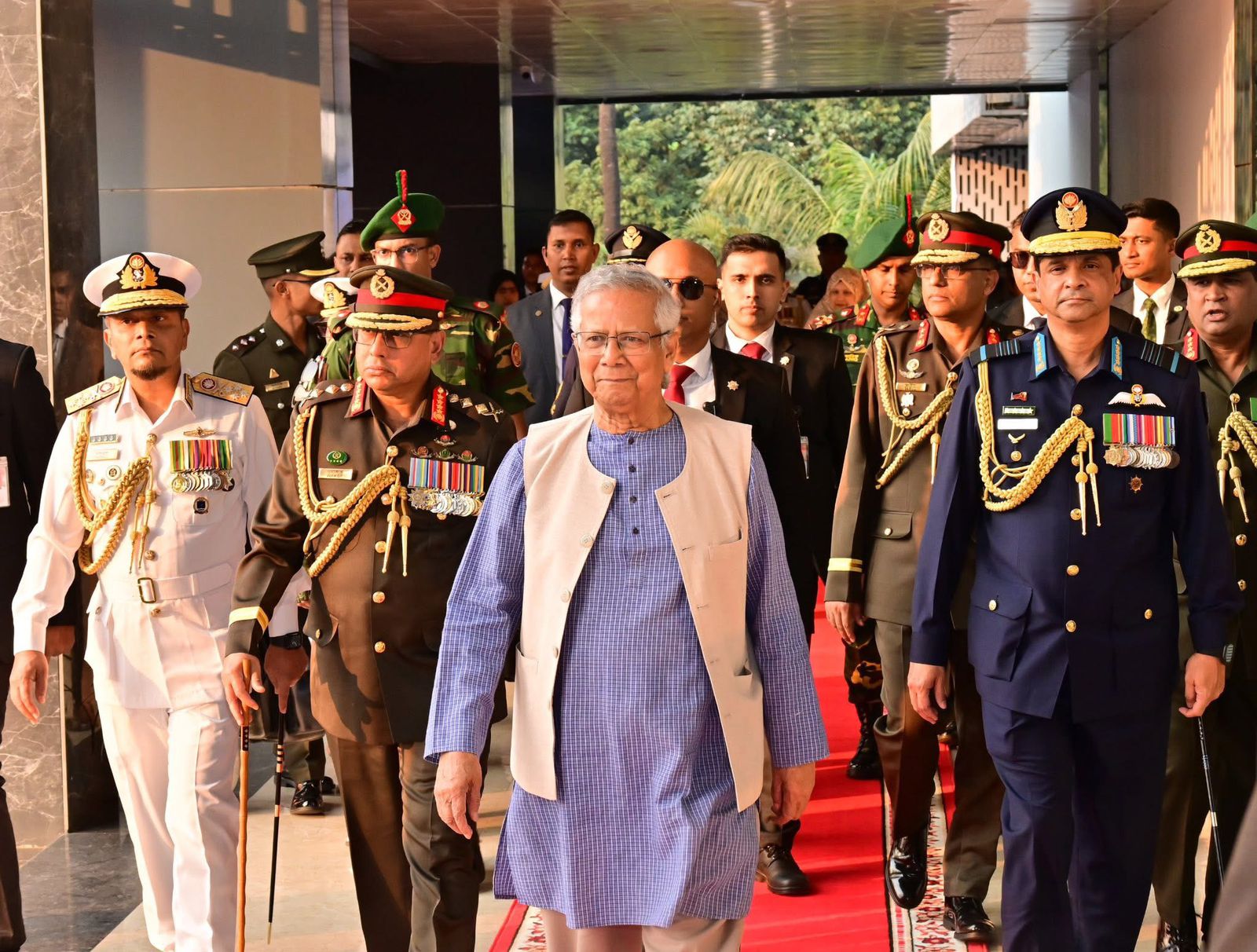 সশস্ত্র বাহিনী দিবসে তিন বাহিনীর প্রধানদের সাথে প্রধান উপদেষ্টা