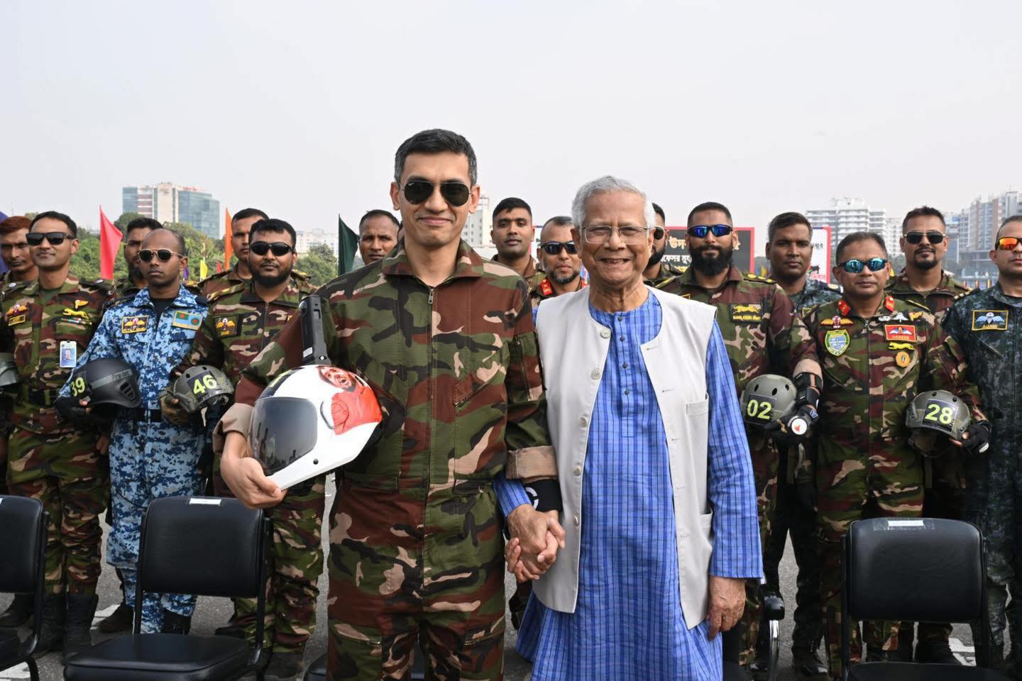 প্যারাসুটিংয়ে টিম বাংলাদেশের সাথে প্রধান উপদেষ্টা